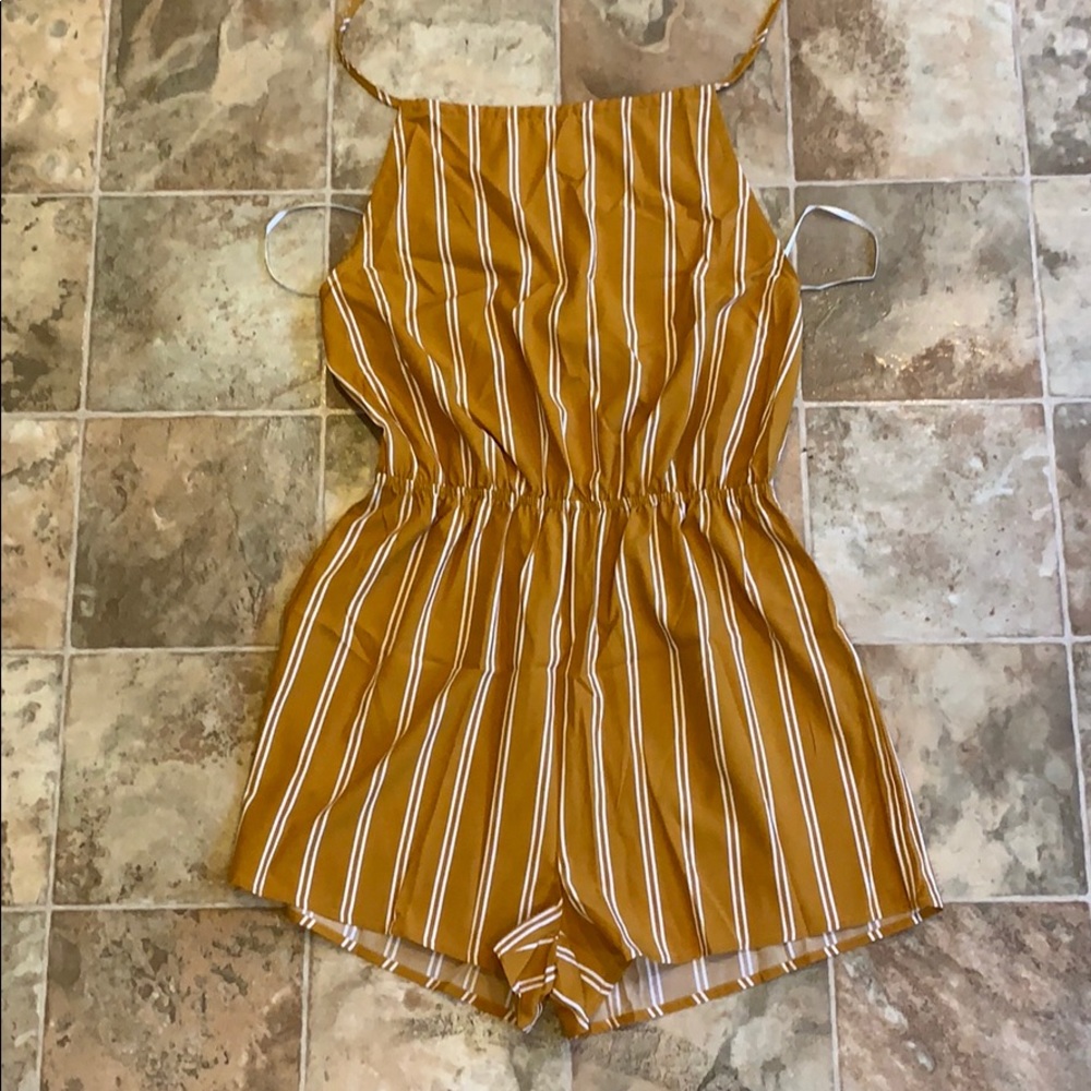 Tie Back Striped Halter Romper. 📌 Last Chance📌